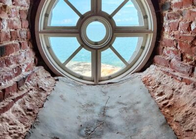 Ikkuna Bengtskärin majakalta merelle.