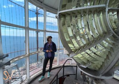 Nainen katselee Bengtskärin majakan lamppua.