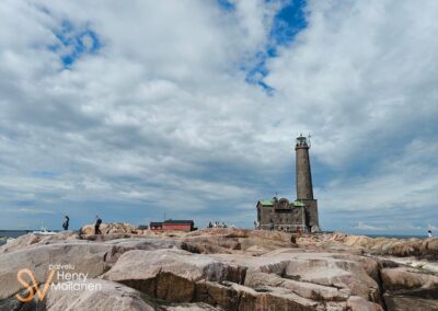 Bengtskärin majakka saaren ulkoreunalta nähtynä.