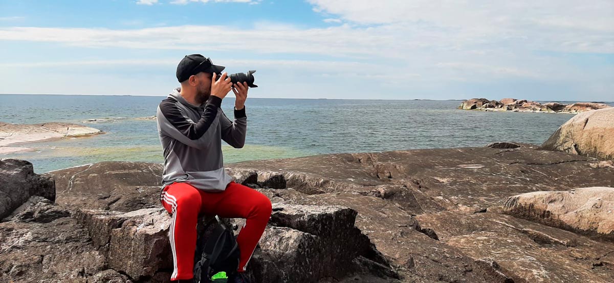 Kuvaaja saaristomeren kallioilla