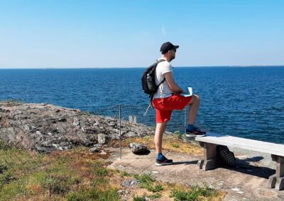 Mies katsoo merelle.