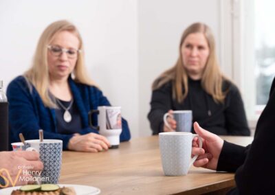 Mukit kahvipöydässä.