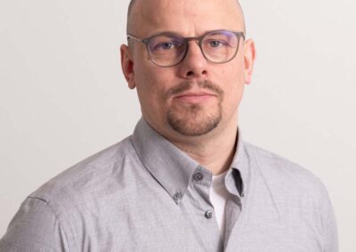 Mies katsoo kameraan.