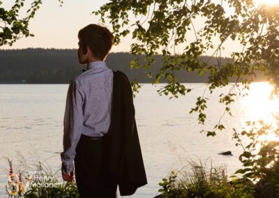 Poika katsoo järvelle.