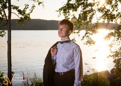 Poika seisoo mietteissään rantakaislikossa.