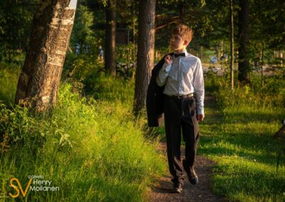 Poika kävelee polkua pitkin.