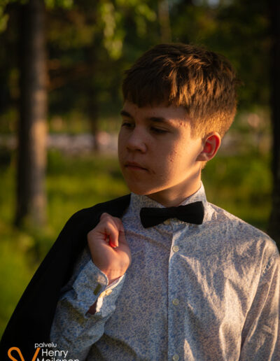 Rippikuva pojasta auringon laskiessa.