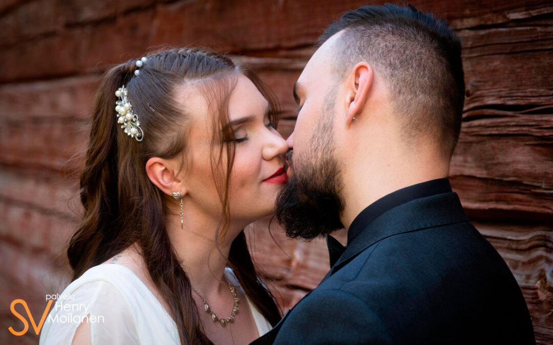 Hääkuvaus Haapamäen erämaakirkolla ja hääjuhla Keuruulla