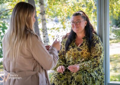 Terapeutti kuuntelee asiakasta puistossa.