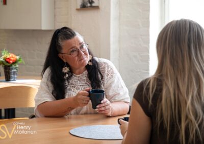 Terapeutti kuuntelee asiakasta.