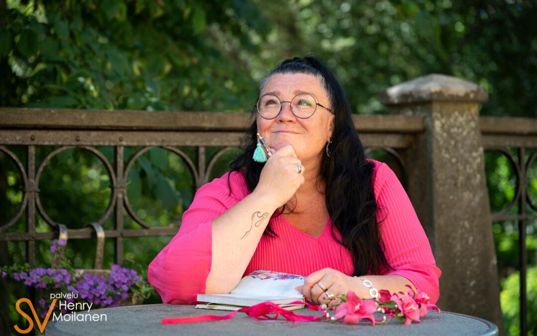 Valokuvia kirjoitusterapia- ja hyvinvointialan yksinyrittäjälle