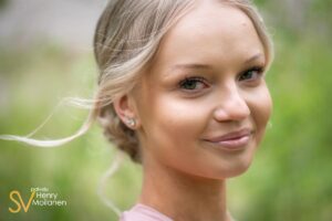 Tuuli heiluttaa tytön hiuksia.