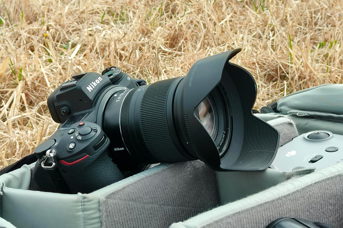 Nikon-järjestelmäkamera laukun päällä pellolla.